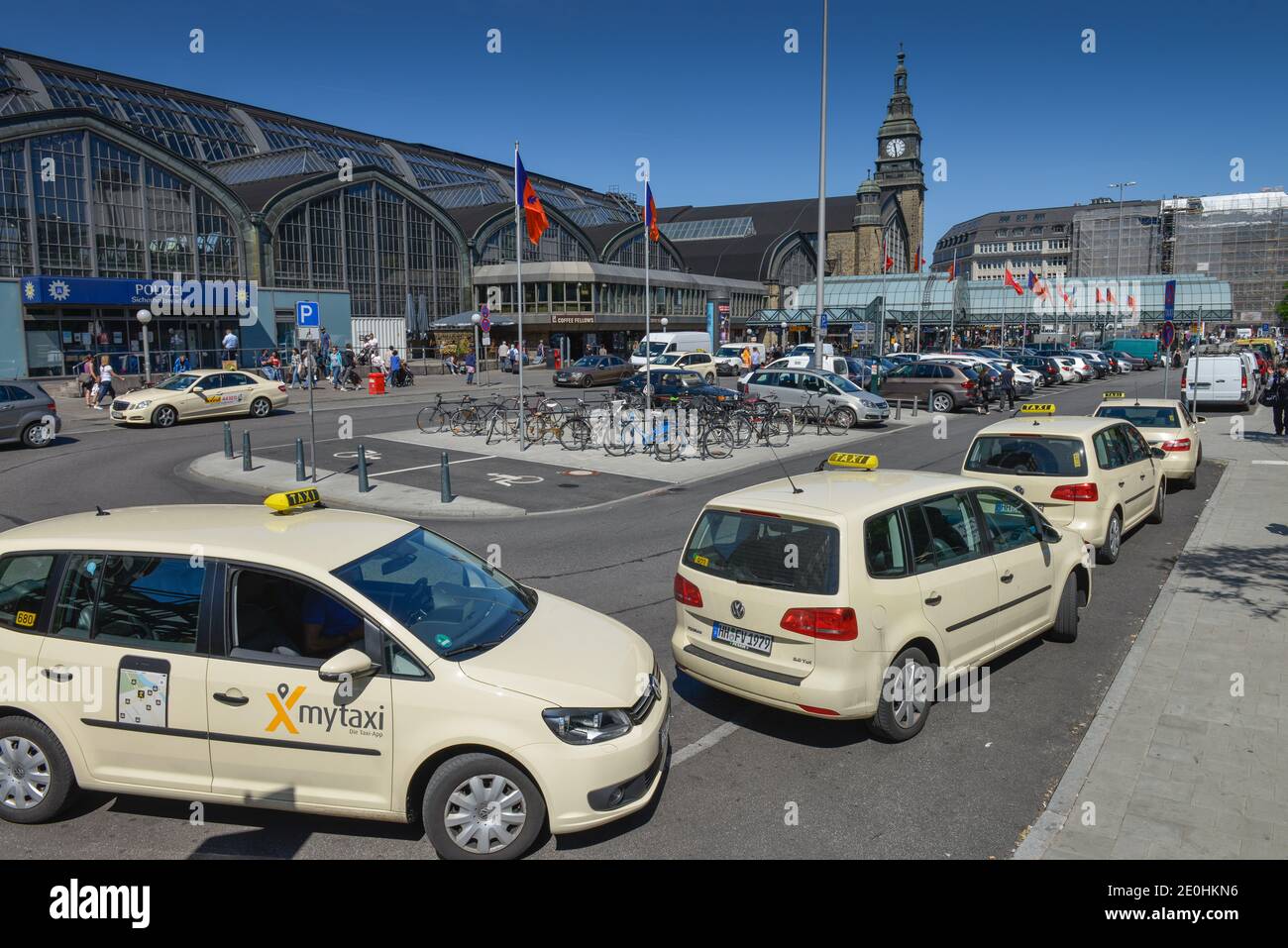 Taxis, Hauptbahnhof, Hachmannplatz, Kirchenallee, Hamburg, Deutschland Stockfoto