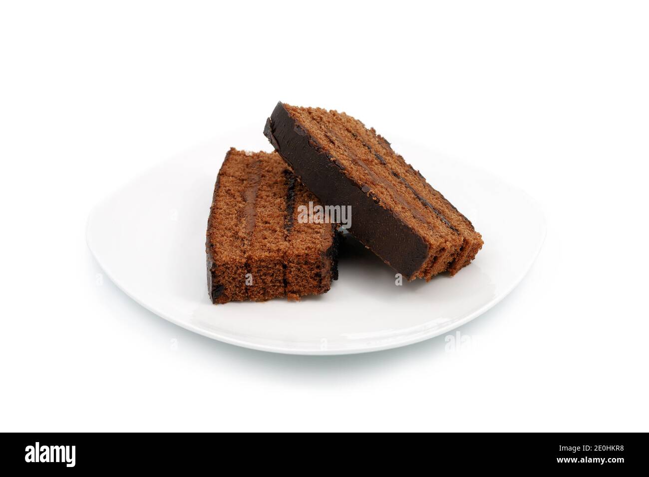 Kuchen auf einem weißen Teller. Nahaufnahme. Isoliert auf weißem Hintergrund. Stockfoto