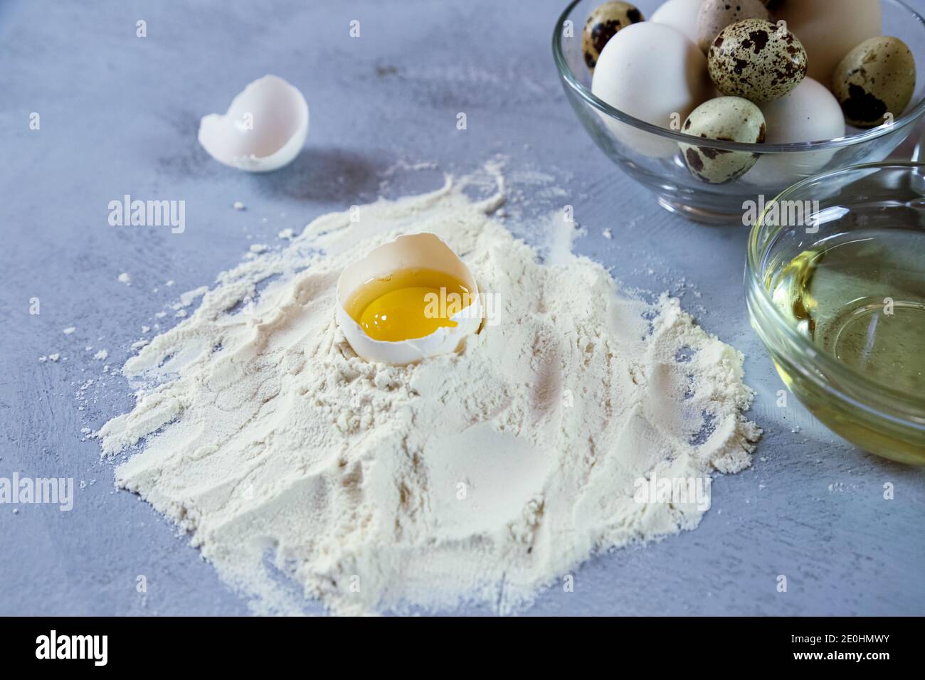 Backen Kochen Zutaten Mehl Eier Rollen Pin Butter Und Küche Textil Stockfoto