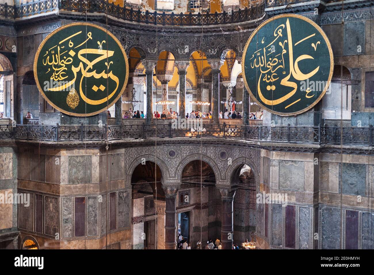 Byzantinische Architektur des Innenraums der Hagia Sophia Aya Sophia in Sultanahmet Istanbul mit Medaillon mit arabischer Kalligraphie aus dem Osmanischen Reich Stockfoto