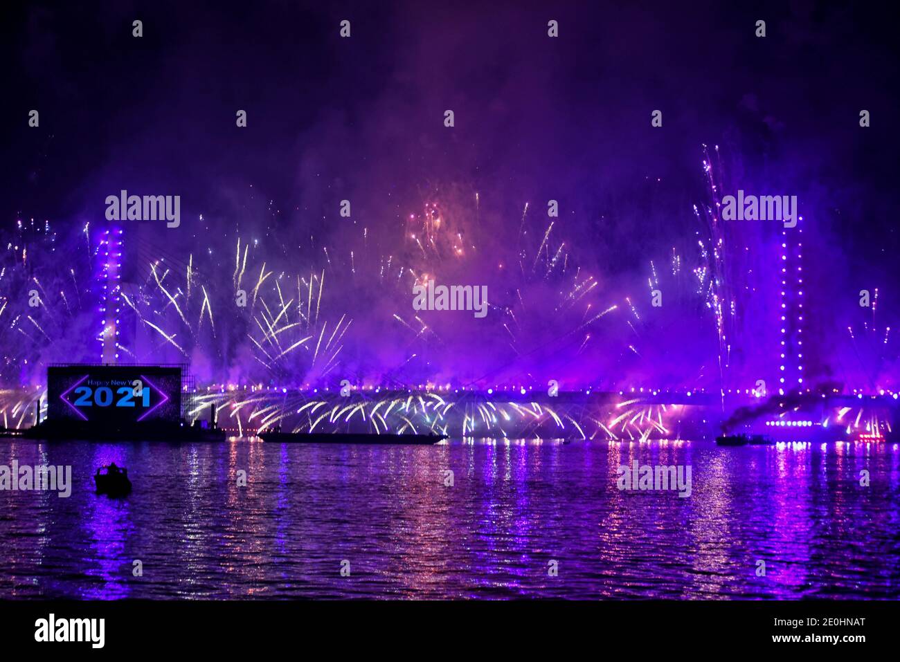 1. Januar 2021: Kairo, Ägypten. 31 Dezember 2020. Feuerwerk erleuchtet den Himmel über der Tahya Masr Brücke über dem Nil während der Silvesterfeier in Kairo. Die Tahya Masr-Rod El Farag Axis Bridge ist eine Seilbrücke über den Nil in Kairo, die als die breiteste Hängebrücke der Welt gilt. Wie viele andere Länder musste auch Ägypten die Neujahrsfeierlichkeiten aufgrund der anhaltenden Besorgnis über die Ausbreitung der Pandemie Covid-19 drastisch einschränken.Kredit: Sayed Jaafar/IMAGESLIVE/ZUMA Wire/Alamy Live News Stockfoto