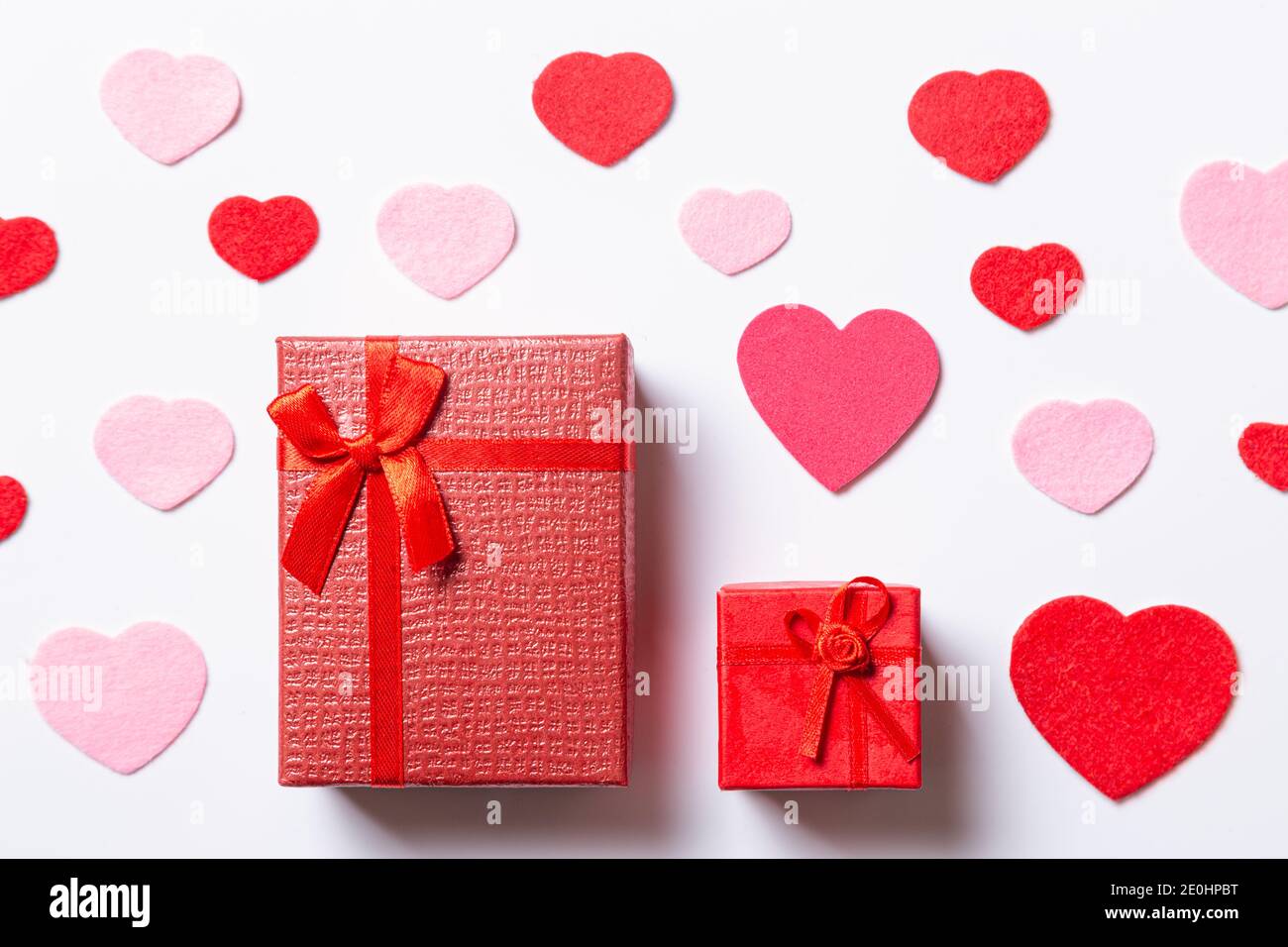 Valentinstag Hintergrund. Mit Geschenken und Herzen, in rot, rosa und weiß, Draufsicht. San valentin und Liebe Konzept. Stockfoto