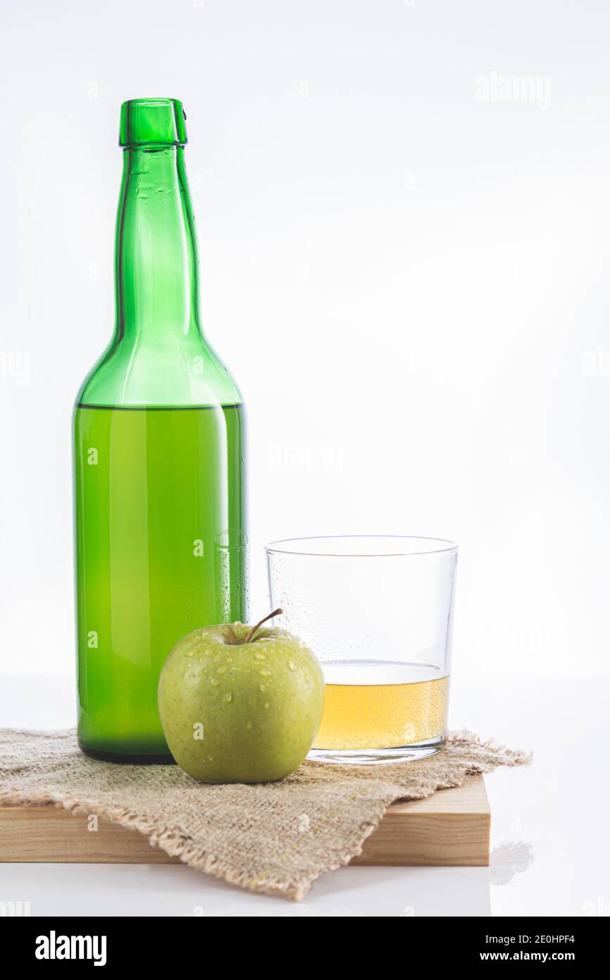 Flasche asturischen Apfelwein mit Glas und Apfel auf weißem Hintergrund. Stockfoto