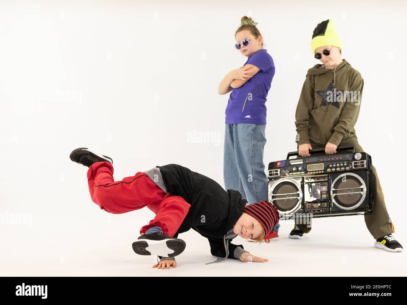 Gruppe von fröhlichen Kindern tanzen Breakdance, Hip Hop Tanzgruppe mit Boombox, verrückte Kinder tanzen auf weißem Hintergrund, Mädchen und Jungs Stockfoto