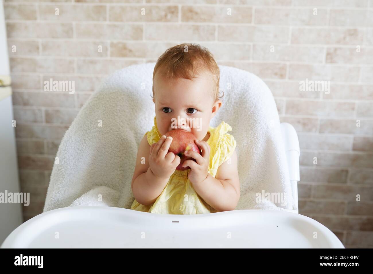 Hungrige kleine Mädchen essen Apfel Stockfoto