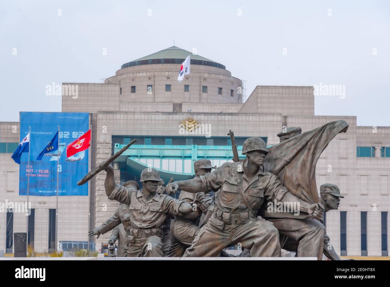 SEOUL, KOREA, 10. NOVEMBER 2019: Statue der Soldaten vor dem Kriegsdenkmal von Korea in Seoul, Republik Korea Stockfoto