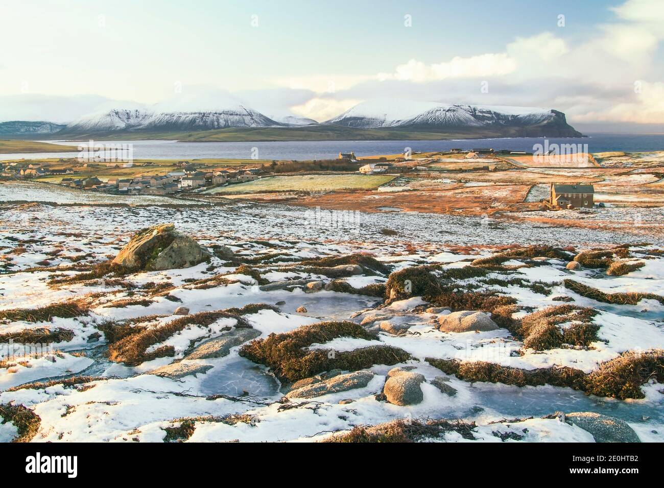 Früher Wintermorgen mit Schnee auf den Orkney Inseln im Norden Schottland Stockfoto