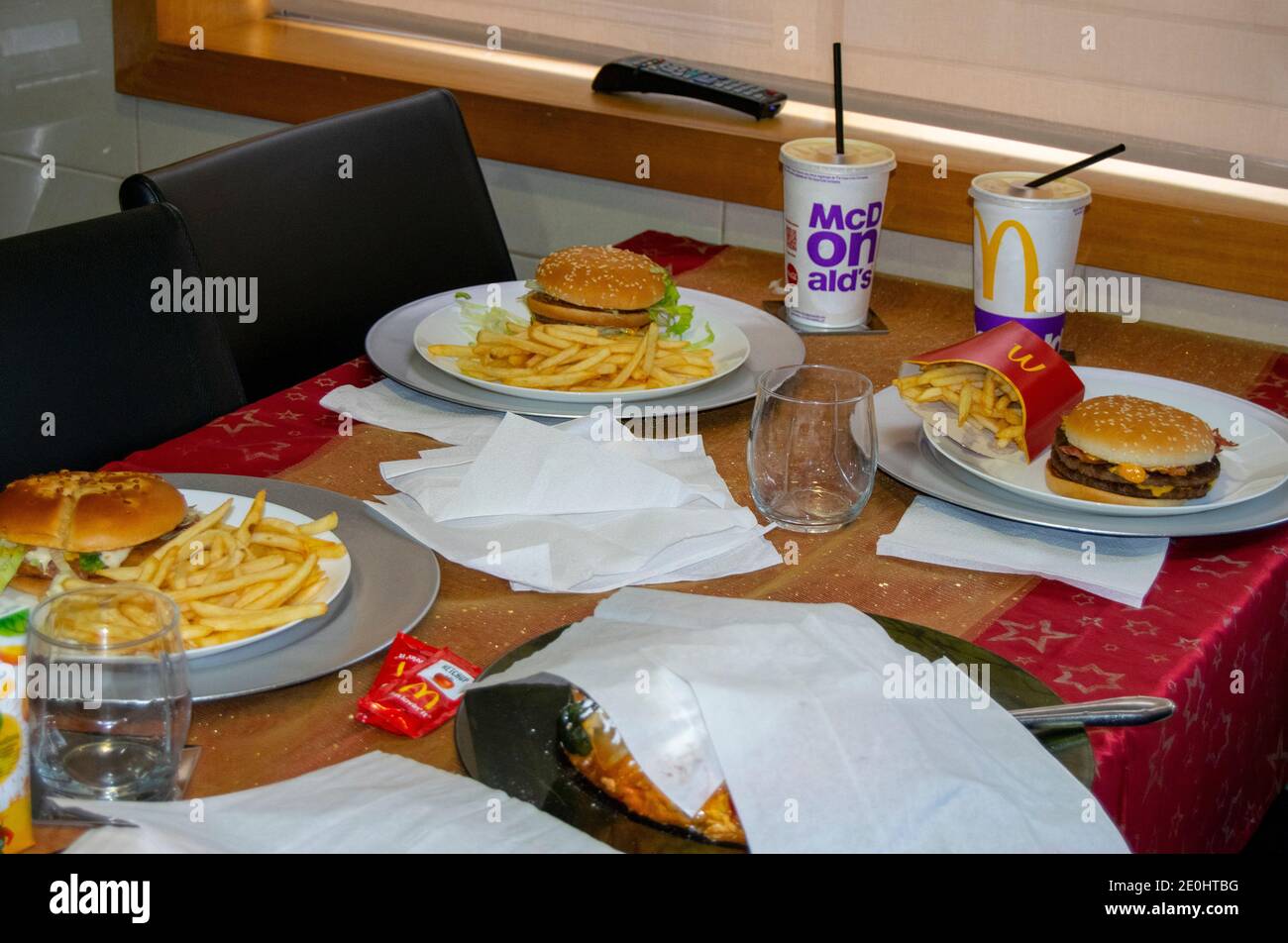 Hamburger-Menü von mcdonalds, Hamburger-Lieferung zu Hause oder von mcdrive Stockfoto