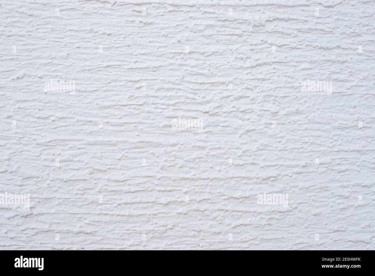 Weißer strukturierter Putz. Dekorative Wandverkleidung mit horizontalen Streifen. Bau und Immobilien. Hintergrund für Text Stockfoto
