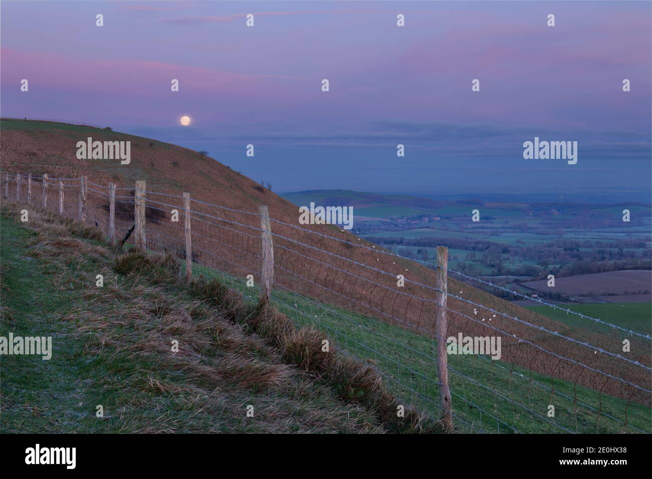 Der Vollmonduntergang über den Lewes Downs im Nordwesten. Von Firle Beacon auf dem South Downs Way East Sussex South East England Stockfoto