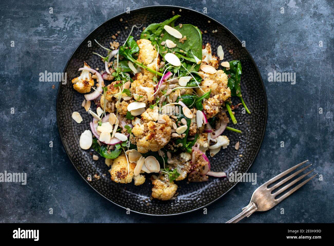Veganer Salat mit gebratenem Blumenkohl und Quinoa Stockfoto