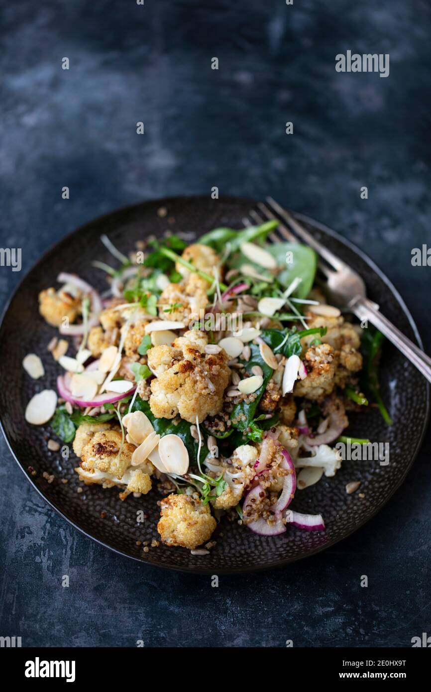 Veganer Salat mit gebratenem Blumenkohl und Quinoa Stockfoto