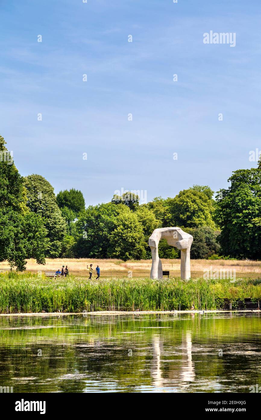 People Walking und "The Arch" Skulptur von Henry Moore im Hyde Park, London, Großbritannien Stockfoto