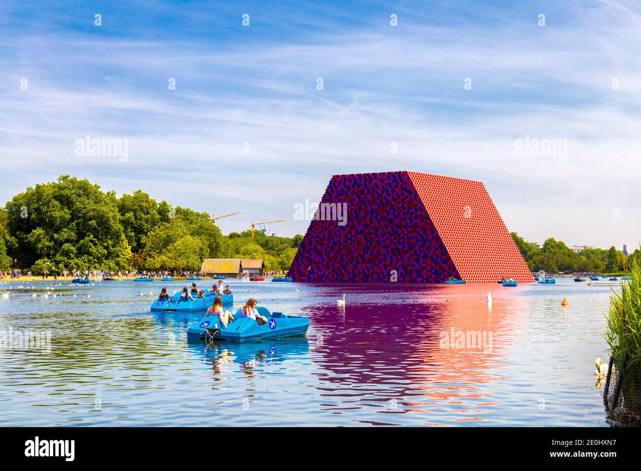 Juni 2018 - Die Mastaba Skulptur von Christo und Jeanne-Claude schweben in der Serpentine Lake im Hyde Park, London, UK Stockfoto