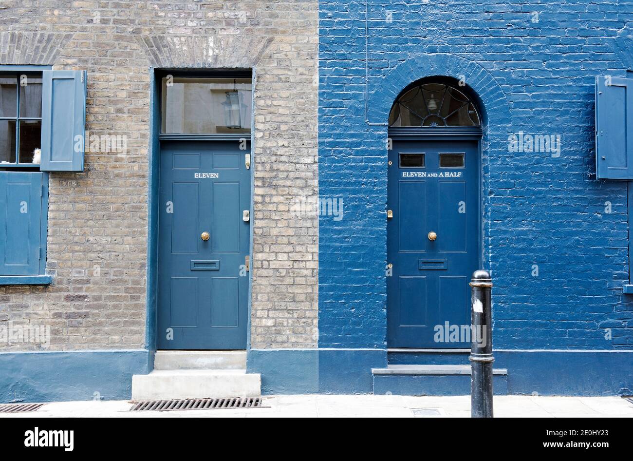Eingangstüren und Türen von zwei georgischen Stadthäusern Nummern Eleven und Eleven und eine Hälfte Fournier Street, Spitalfields London Borough of Tower Hamlet Stockfoto