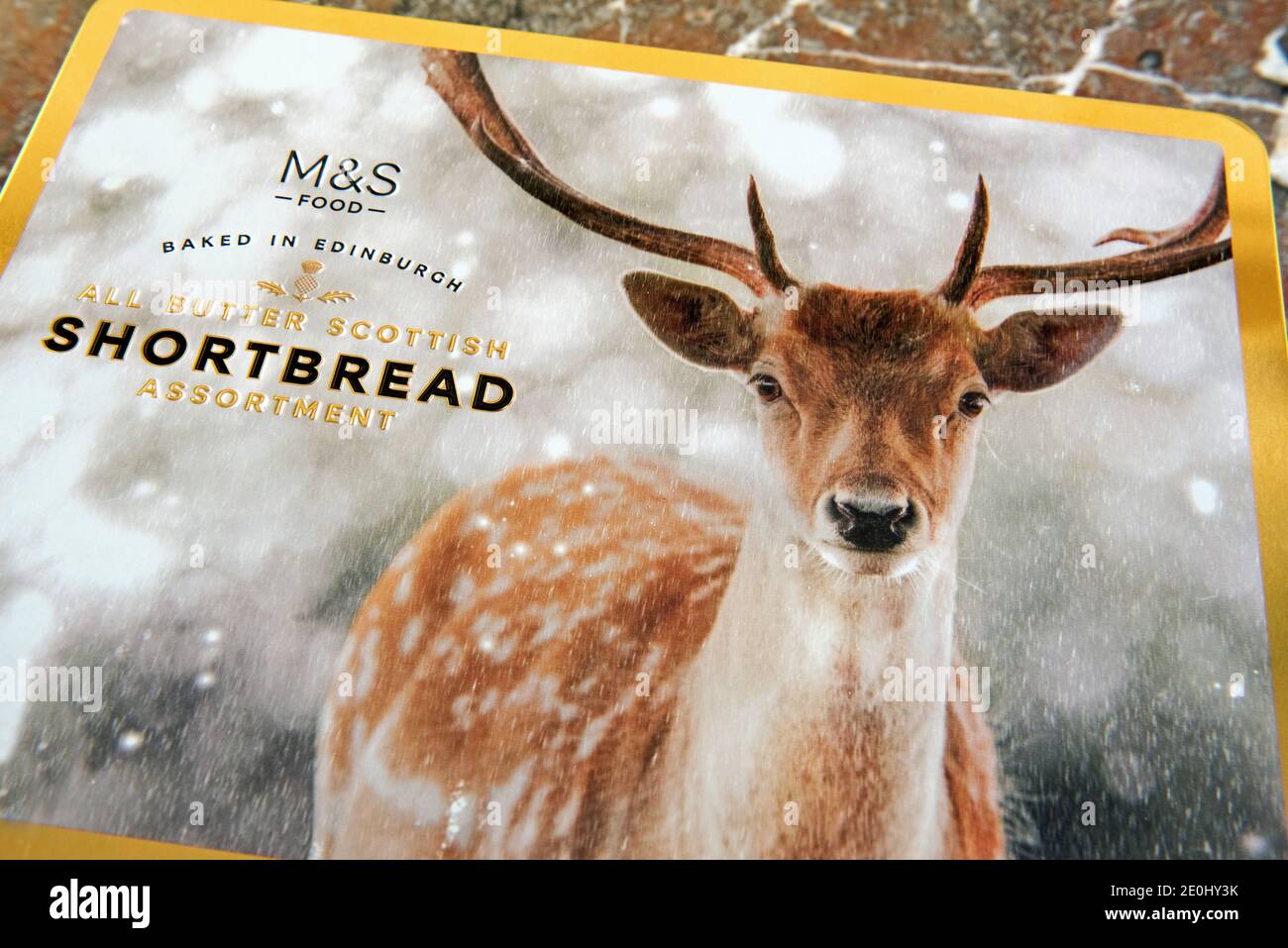 M&S All Butter Scottish Shortbread Sortiment Kekse in dekorativer Dose mit Hirsch im Winterschnee auf der Vorderseite. Gebacken in Edinburgh Stockfoto