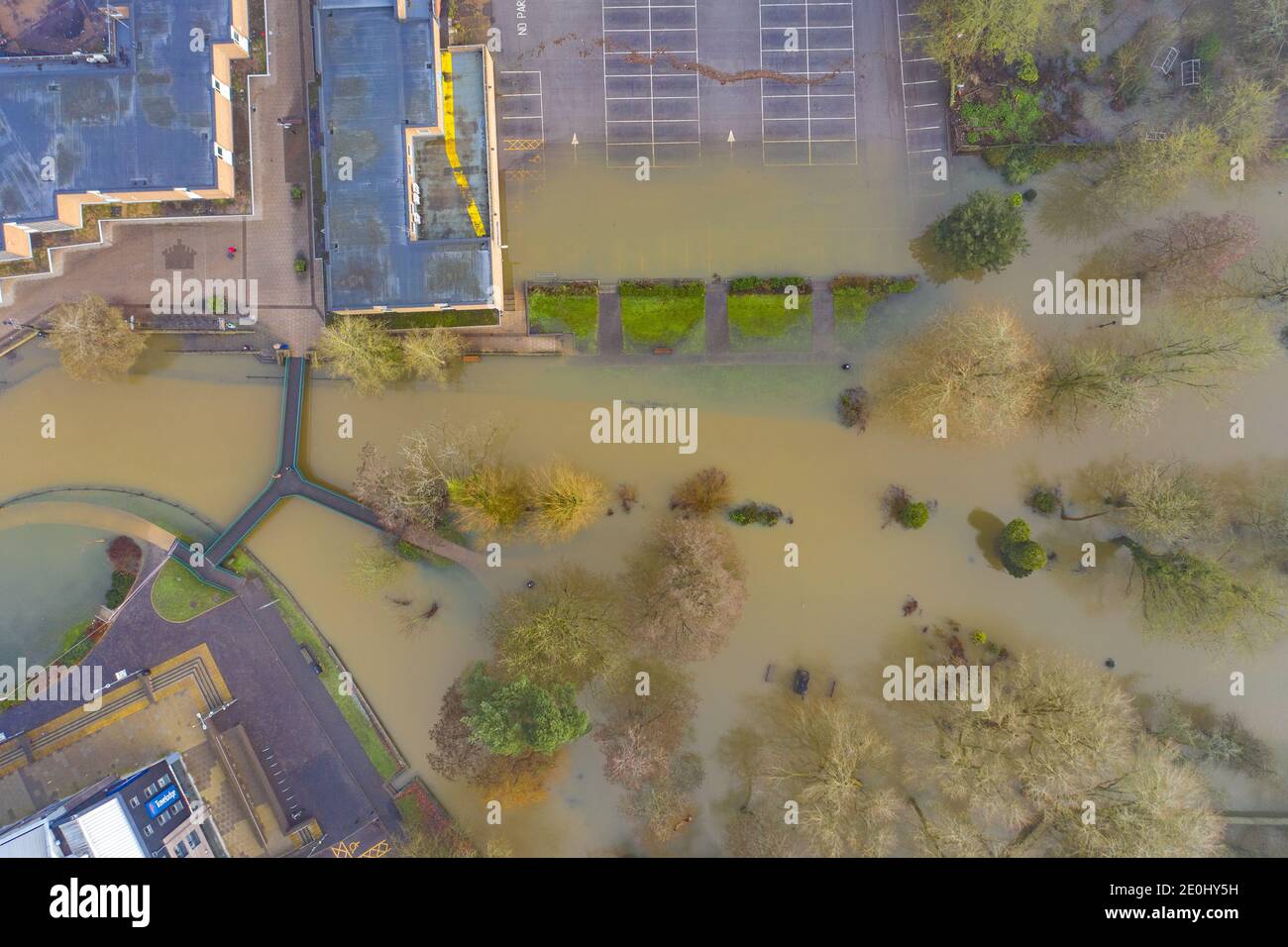 Drohnenbild vom 28. Dezember zeigt das Stadtzentrum von Thetford in Norfolk, das zum ersten Mal seit 50 Jahren überflutet wurde, nachdem der Fluss Thet seine Ufer platzte. Schnee- und Eiswarnungen gibt es für einen Großteil des Vereinigten Königreichs, der in den Feiertag geht, einschließlich so weit südlich wie London, da weite Teile des Landes auf einen Kälteeinbruch nach dem Sturm Bella vorbereitet sind. Es kommt, da in England noch rund 100 Hochwasserwarnungen in Kraft sind, zusammen mit 190 weniger ernsten Hochwasserwarnungen. Stockfoto