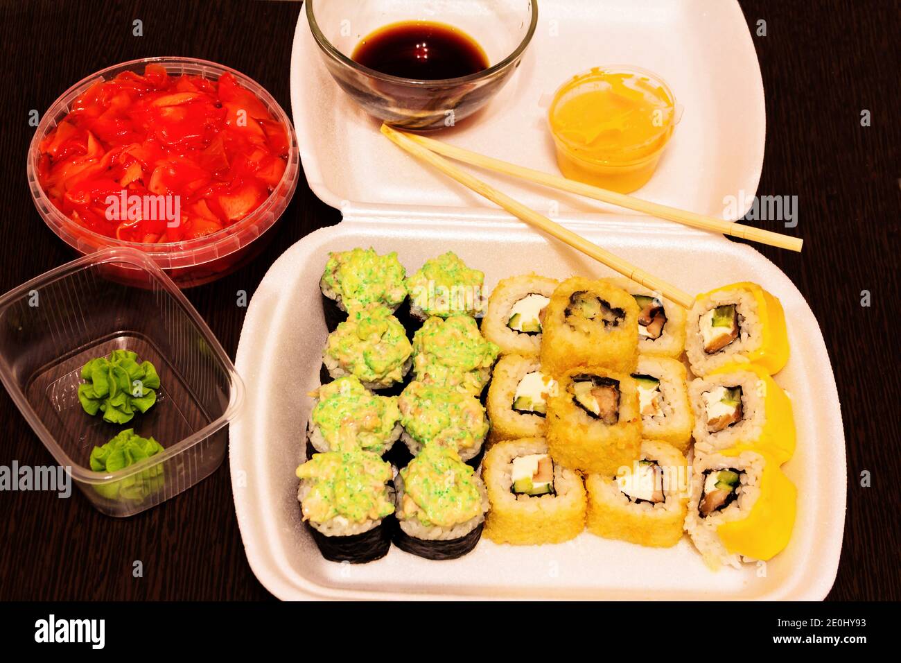 Ein Gericht der japanischen Küche, ein fertiges Set von Sushi und Brötchen. Stockfoto