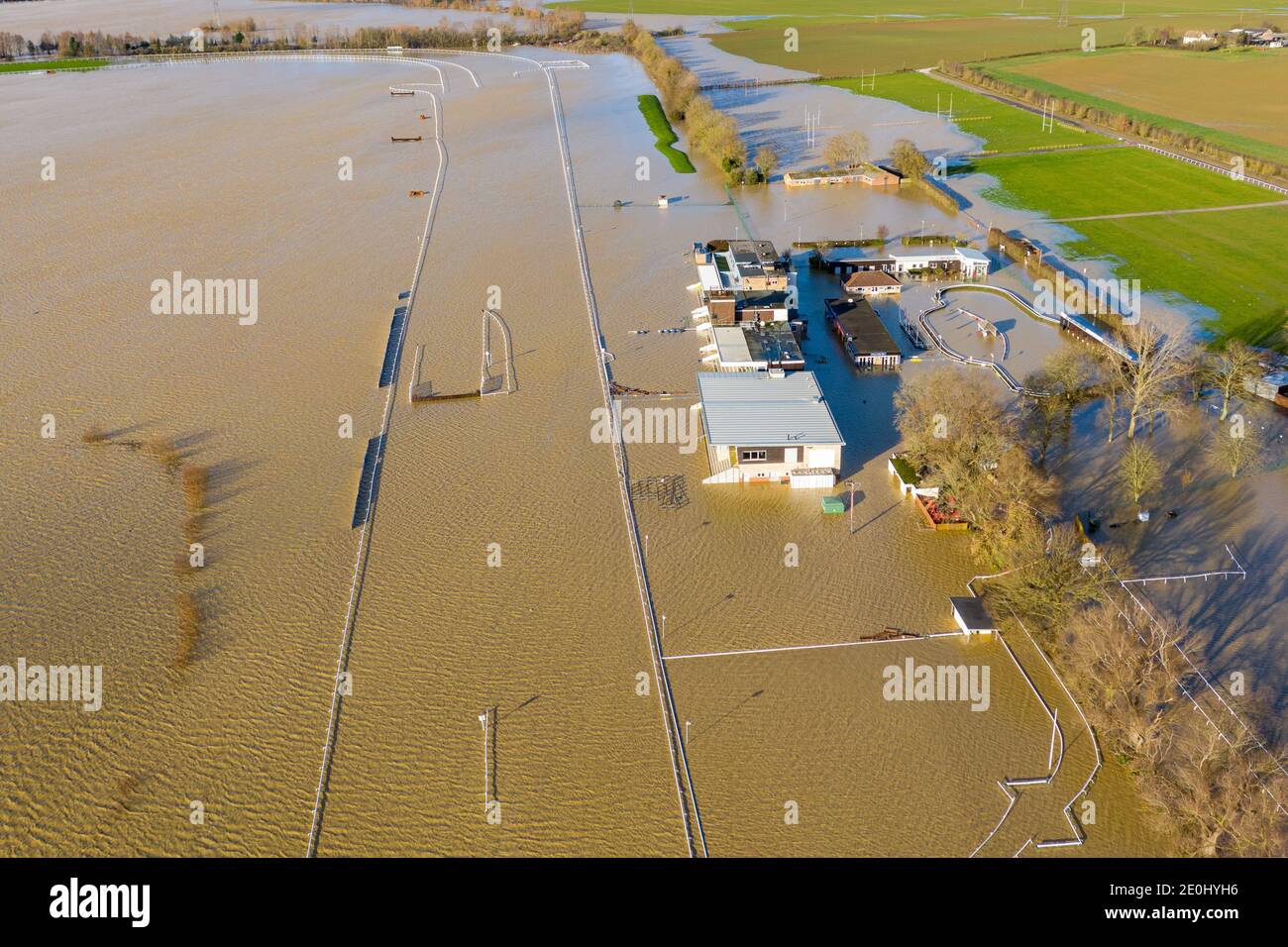 Bild vom 24. Dezember zeigt Huntingdon Racecourse in Cambridgeshire unter Wasser am Donnerstag Nachmittag, nachdem die starken Regenfälle verursacht Überschwemmungen in der Region mit mehr schlechtes Wetter für den zweiten Weihnachtsfeiertag. Wetterwarnungen gibt es in weiten Teilen Großbritanniens am zweiten Weihnachtsfeiertag, wobei Sturm Bella erwartet wird, starken Regen und Wind von bis zu 80 mph zu bringen. Es kommt, da Teile des Landes in den letzten Tagen bereits Überschwemmungen erlebt haben, und die Rettungsdienste Hunderte von Anrufen empfangen haben. Der Weihnachtstag wird ruhig und kalt sein, mit einer sehr geringen Chance auf Schnee, so das Met Office. Howeve Stockfoto