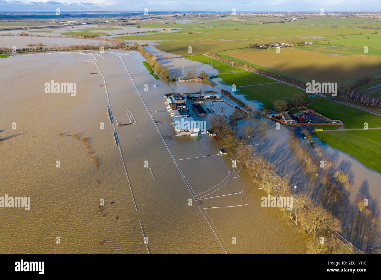 Bild vom 24. Dezember zeigt Huntingdon Racecourse in Cambridgeshire unter Wasser am Donnerstag Nachmittag, nachdem die starken Regenfälle verursacht Überschwemmungen in der Region mit mehr schlechtes Wetter für den zweiten Weihnachtsfeiertag. Wetterwarnungen gibt es in weiten Teilen Großbritanniens am zweiten Weihnachtsfeiertag, wobei Sturm Bella erwartet wird, starken Regen und Wind von bis zu 80 mph zu bringen. Es kommt, da Teile des Landes in den letzten Tagen bereits Überschwemmungen erlebt haben, und die Rettungsdienste Hunderte von Anrufen empfangen haben. Der Weihnachtstag wird ruhig und kalt sein, mit einer sehr geringen Chance auf Schnee, so das Met Office. Howeve Stockfoto