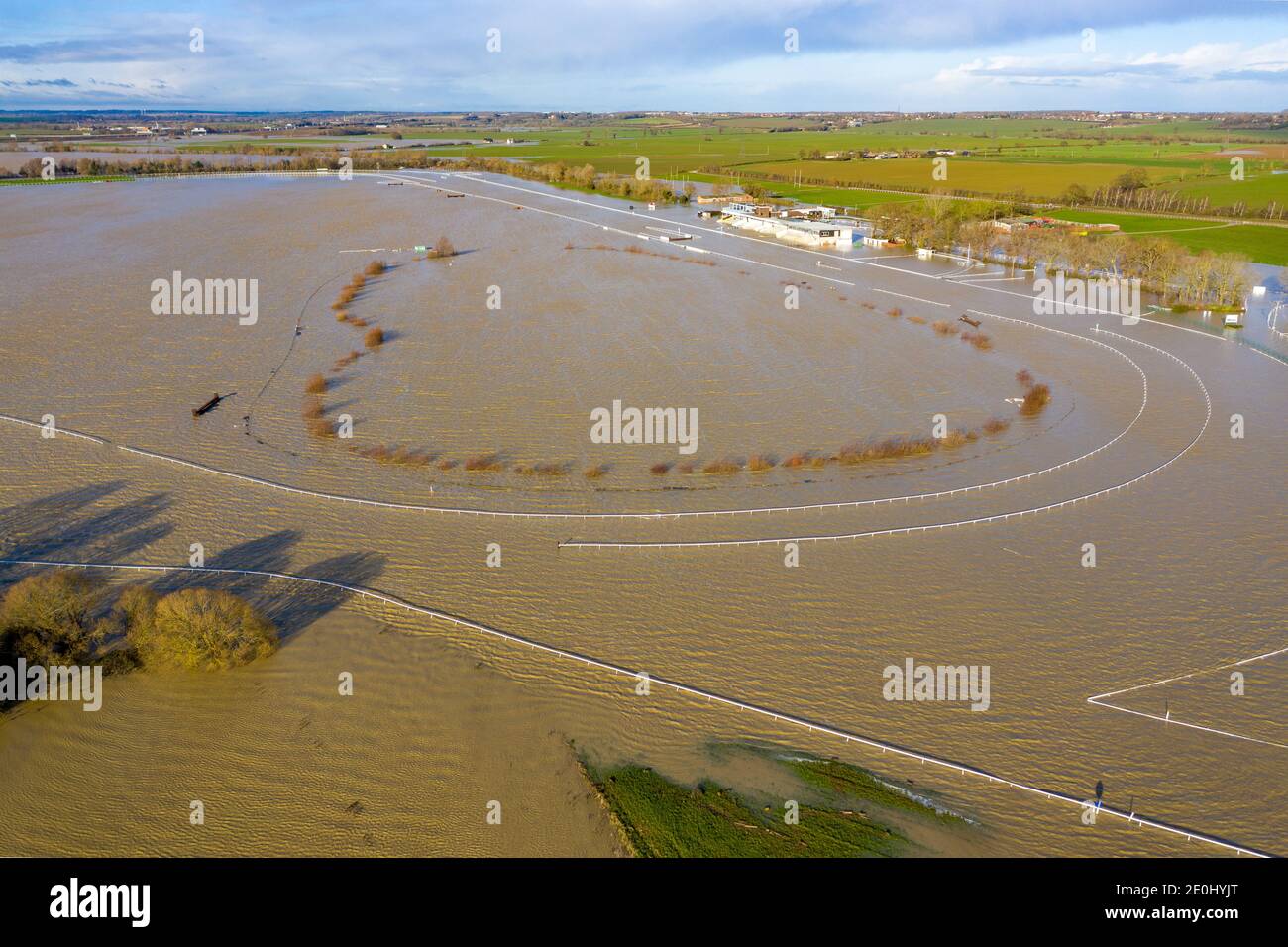 Bild vom 24. Dezember zeigt Huntingdon Racecourse in Cambridgeshire unter Wasser am Donnerstag Nachmittag, nachdem die starken Regenfälle verursacht Überschwemmungen in der Region mit mehr schlechtes Wetter für den zweiten Weihnachtsfeiertag. Wetterwarnungen gibt es in weiten Teilen Großbritanniens am zweiten Weihnachtsfeiertag, wobei Sturm Bella erwartet wird, starken Regen und Wind von bis zu 80 mph zu bringen. Es kommt, da Teile des Landes in den letzten Tagen bereits Überschwemmungen erlebt haben, und die Rettungsdienste Hunderte von Anrufen empfangen haben. Der Weihnachtstag wird ruhig und kalt sein, mit einer sehr geringen Chance auf Schnee, so das Met Office. Howeve Stockfoto