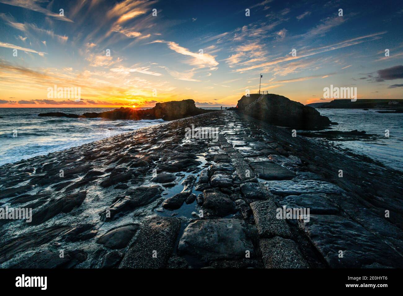 Sonnenuntergang über dem Wellenbrecher bei Bude in North Cornwall, England, Großbritannien Stockfoto