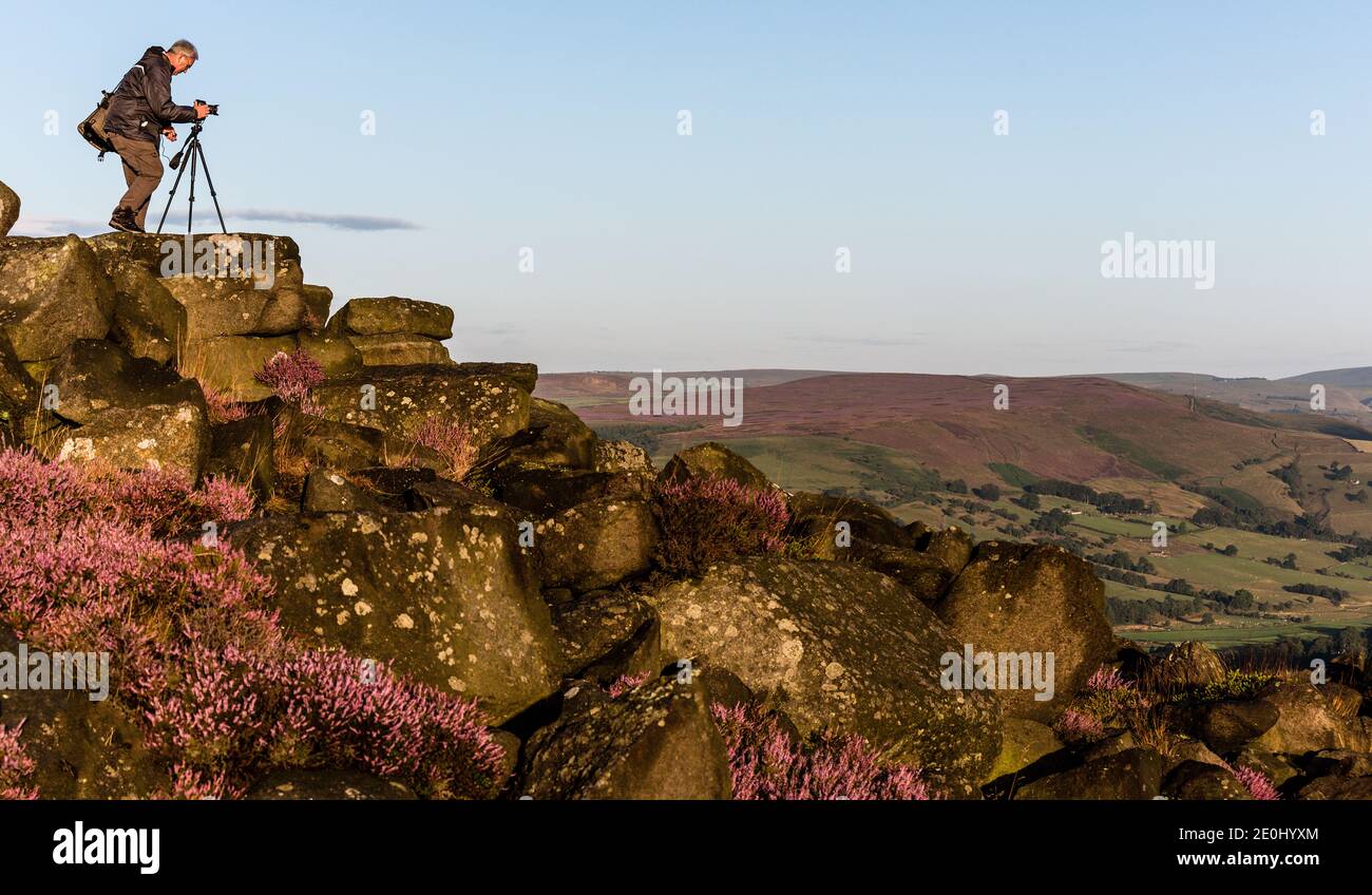 Fotograf auf Millstone Edge, Peak District National Park, Derbyshire, England Stockfoto