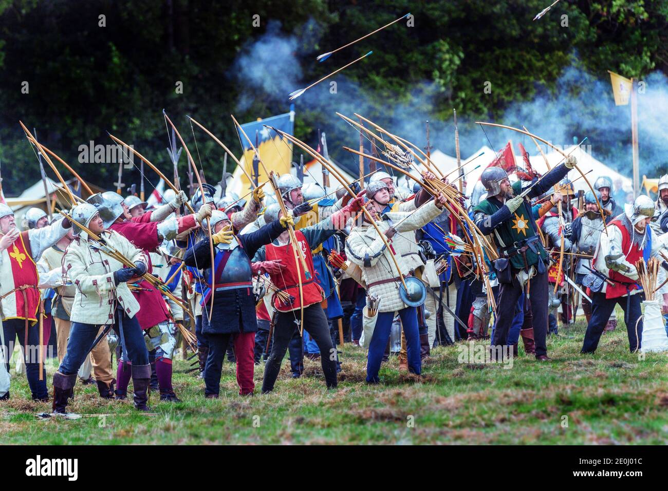 Die Kriege der Roses-Föderation Nachstellung der Schlacht von Bosworth auf dem Schlachtfeld von Bosworth Leicestershire England Stockfoto