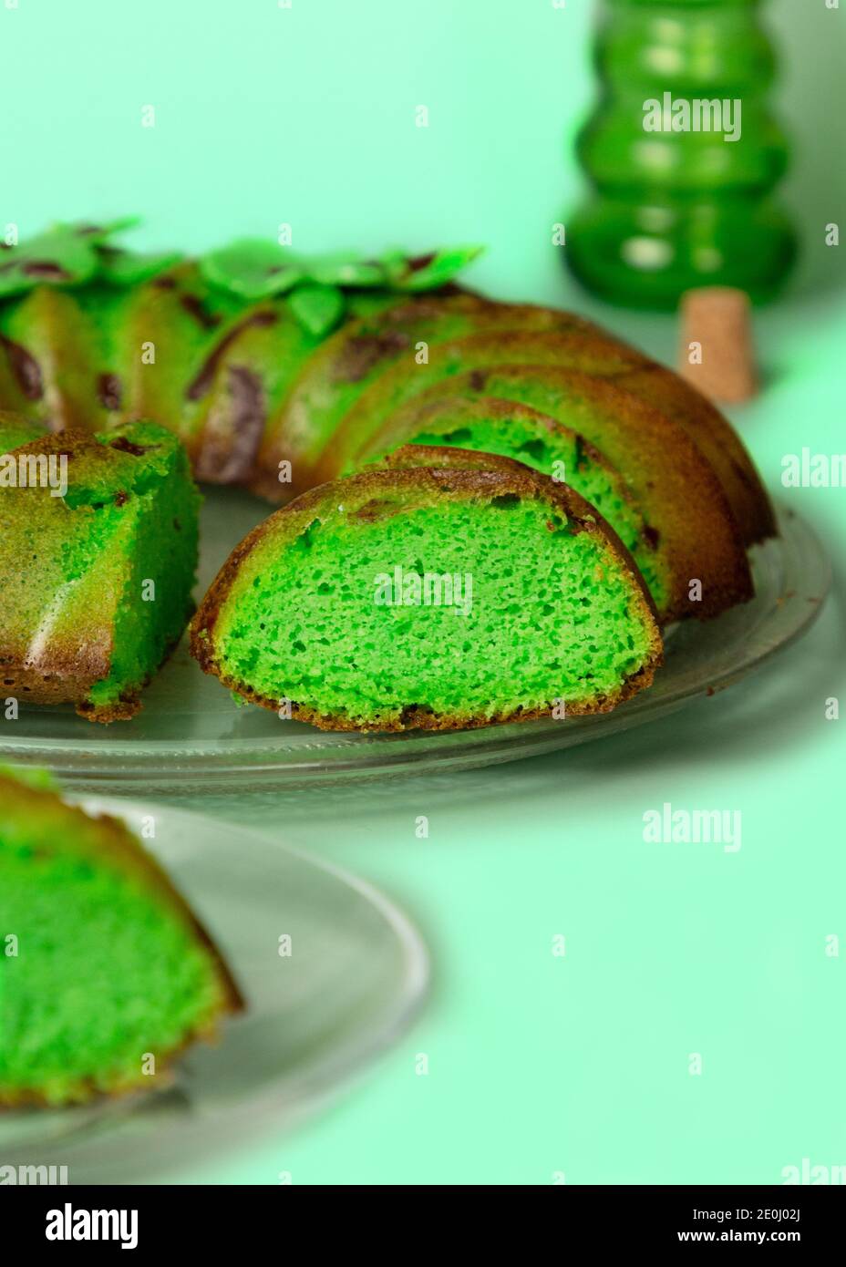 Pandan Chiffon Kuchen. Traditionelles asiatisches Dessert. Minimalistische Komposition. Vertikale Vorderansicht. Stockfoto