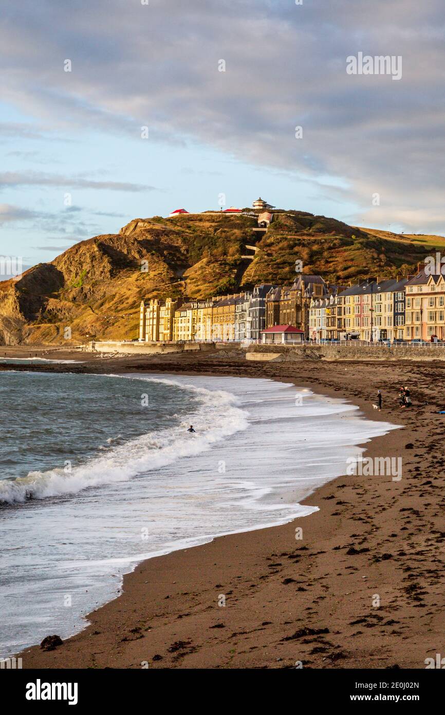 Der Strand und die Strandpromenade in Aberystwyth, Ceredigion, West Wales. Stockfoto