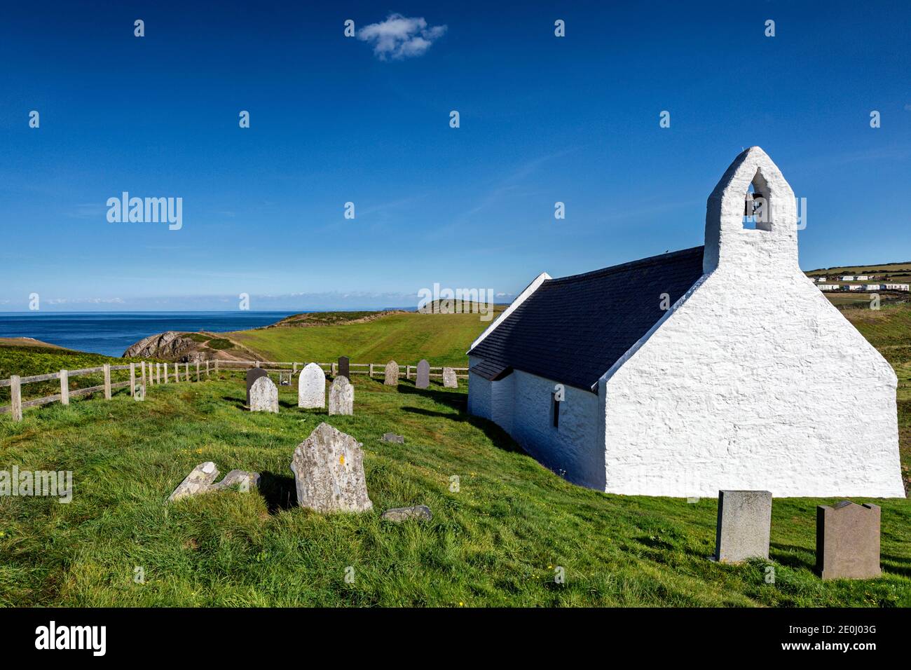 Die Kirche des Heiligen Kreuzes in Mwnt, eine Pfarrkirche und denkmalgeschütztes Gebäude, Ceredigion, Wales Stockfoto
