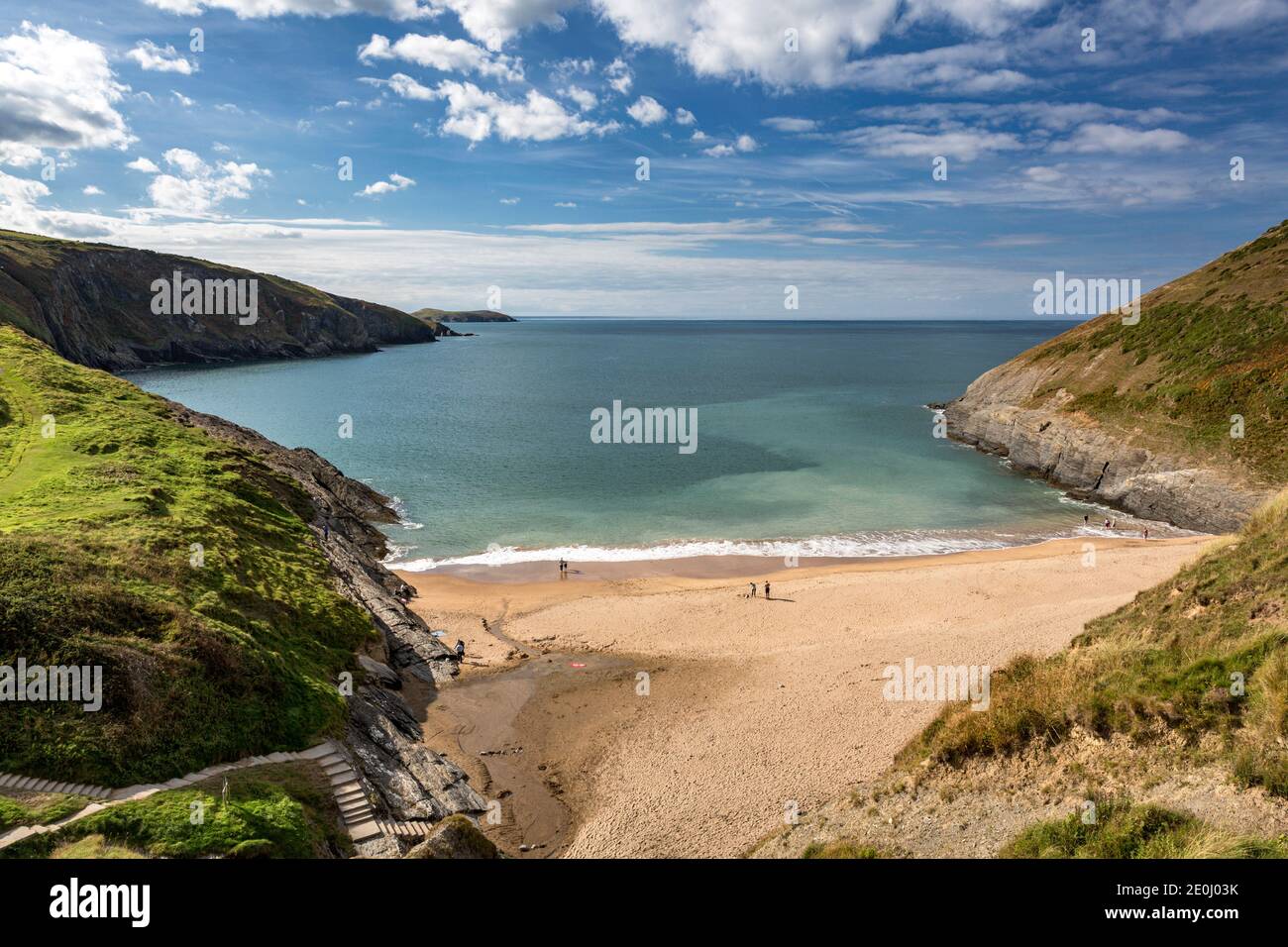 Mwnt Beach oder Traeth Mwnt in der Nähe von Cardigan South Wales ist eine geschützte Sandbucht. Stockfoto