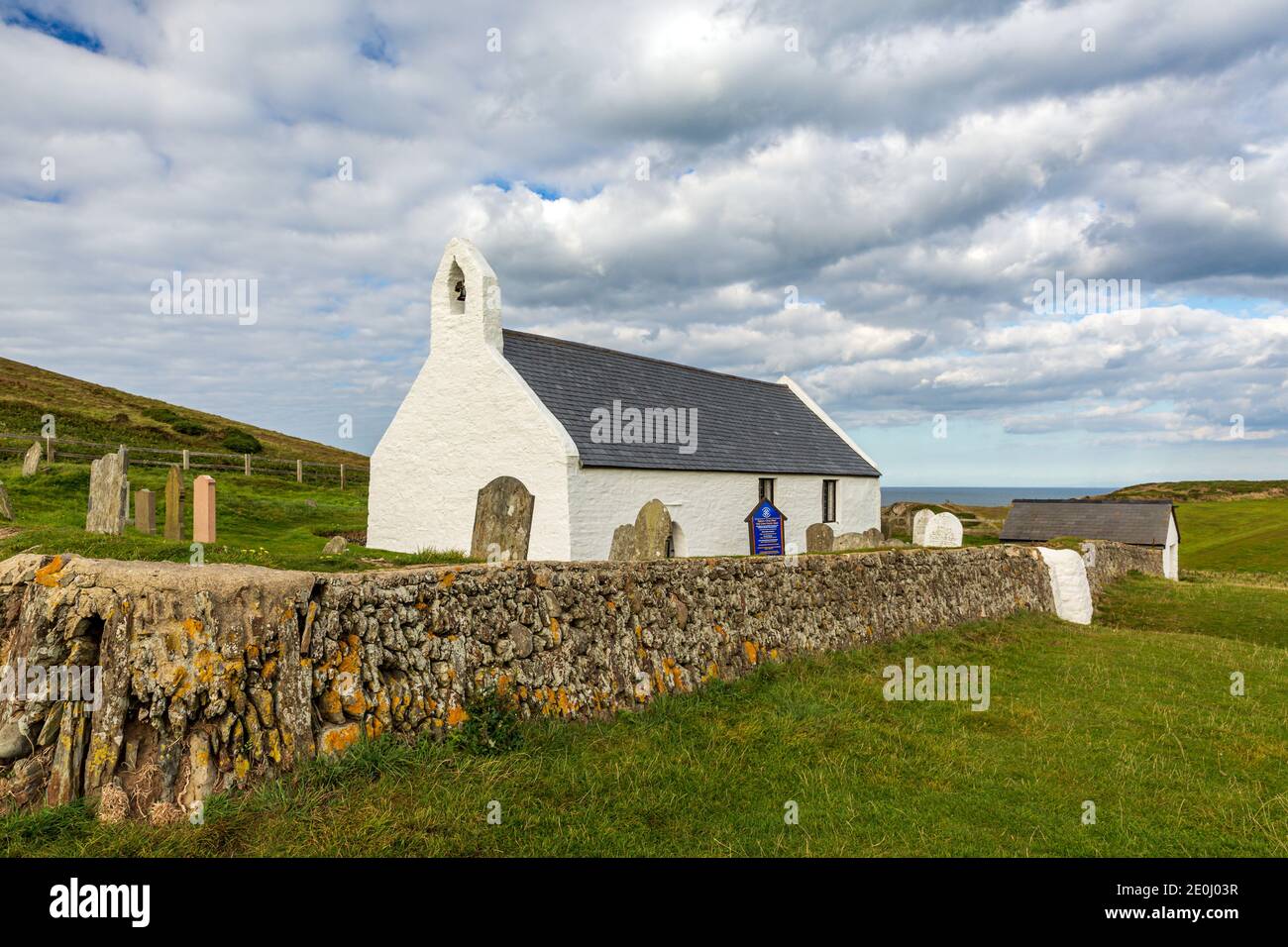 Die Kirche des Heiligen Kreuzes in Mwnt, eine Pfarrkirche und denkmalgeschütztes Gebäude, Ceredigion, Wales Stockfoto