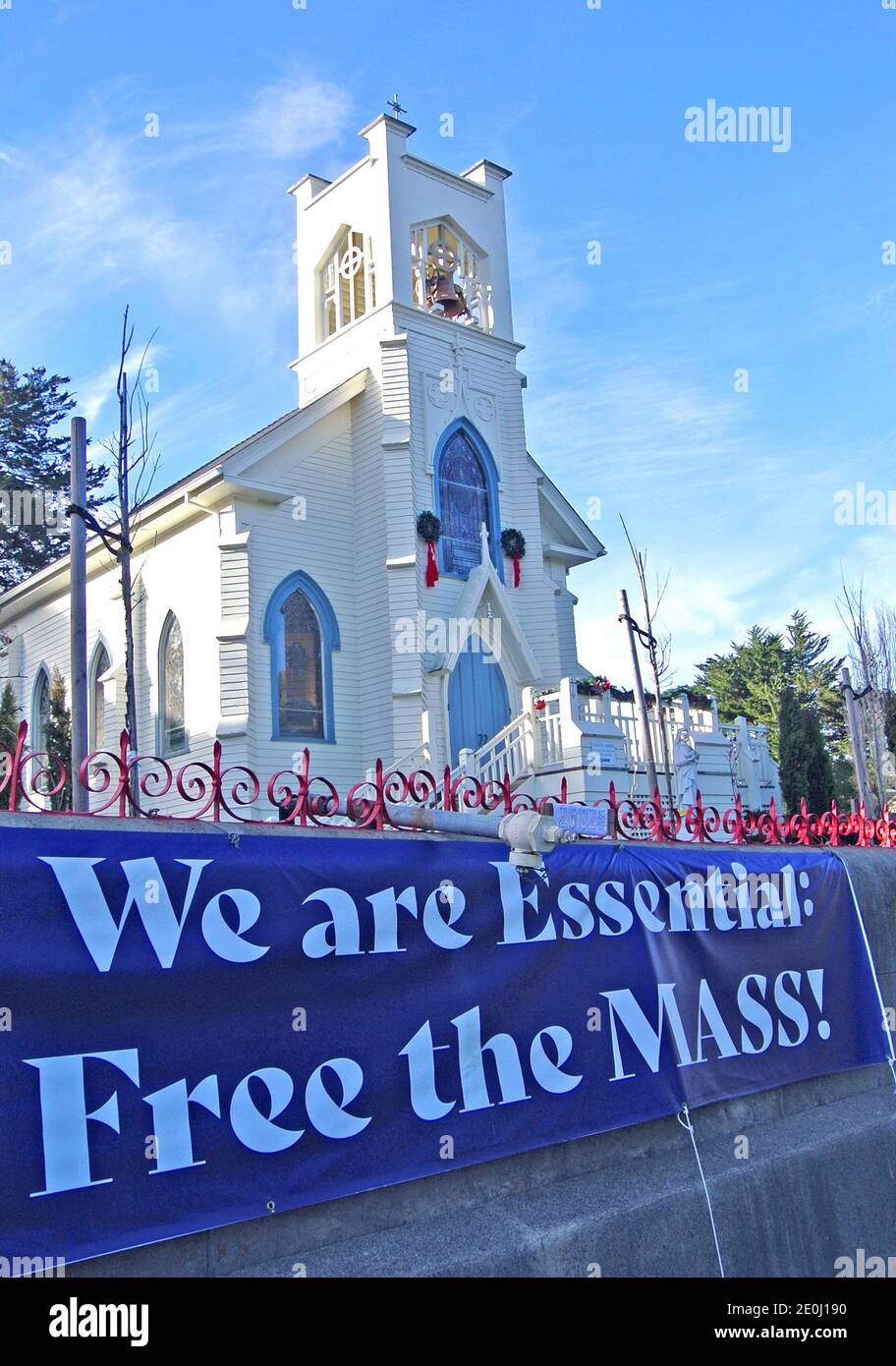 olema california usa Kirche Proteste covid 19 Sperrung mit Zeichen ,Wir sind wesentliche Arbeiter und befreien die Masse Stockfoto