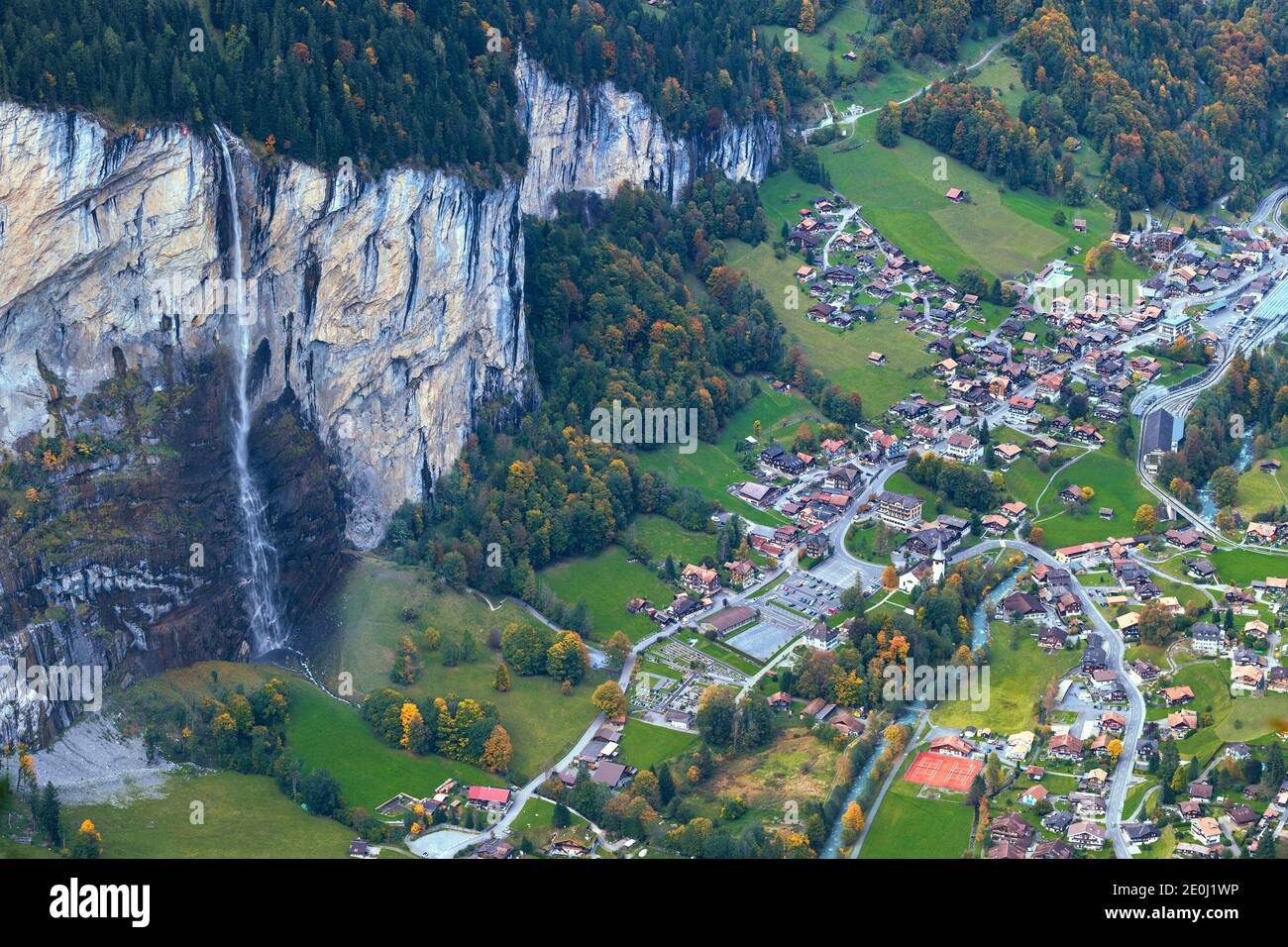 Das Dorf Lauterbrunnen (Schweiz) und sein Wasserfall der Staubbach fällt Stockfoto