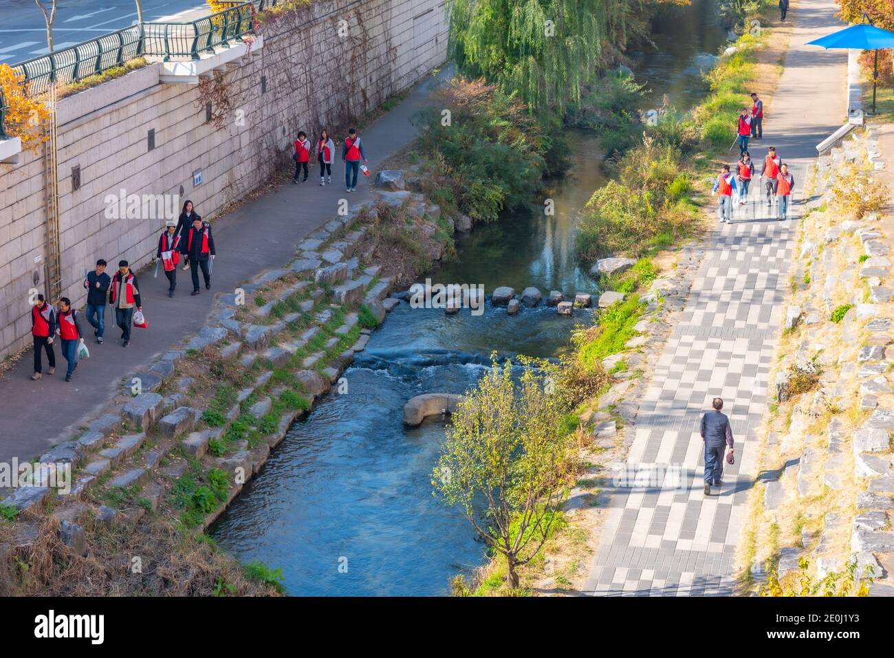 SEOUL, KOREA, 9. NOVEMBER 2019: Skyline von Seoul hinter Cheonggyecheon Kanal, Republik Korea Stockfoto