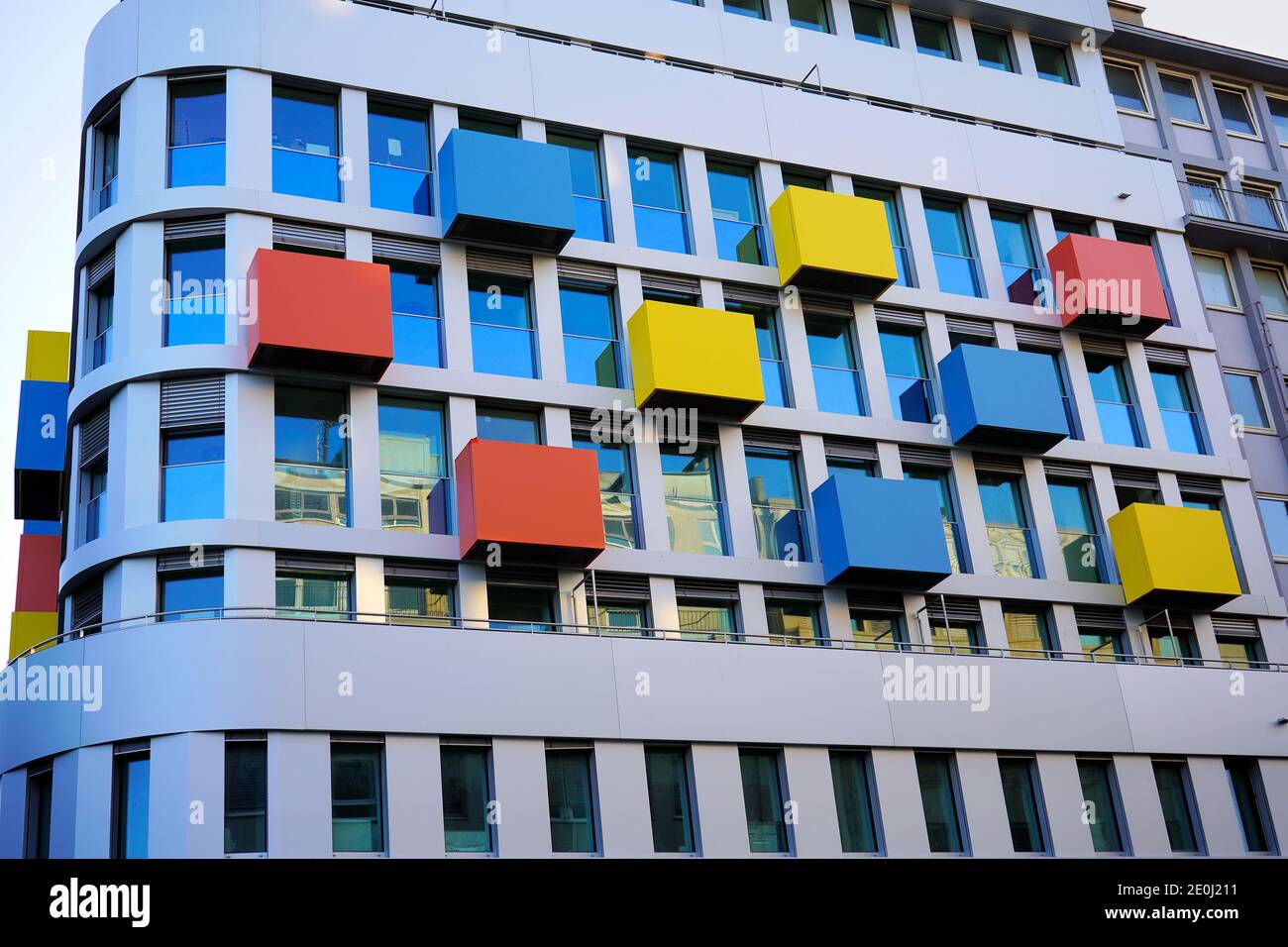 Architektonisches Detail eines modernen Gebäudes mit bunten blauen, roten und gelben Elementen in Düsseldorf nahe dem Hauptbahnhof. Stockfoto