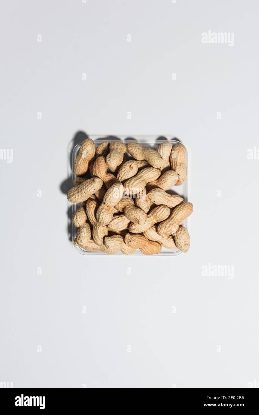 Erdnüsse in einer Petrischale Stockfoto