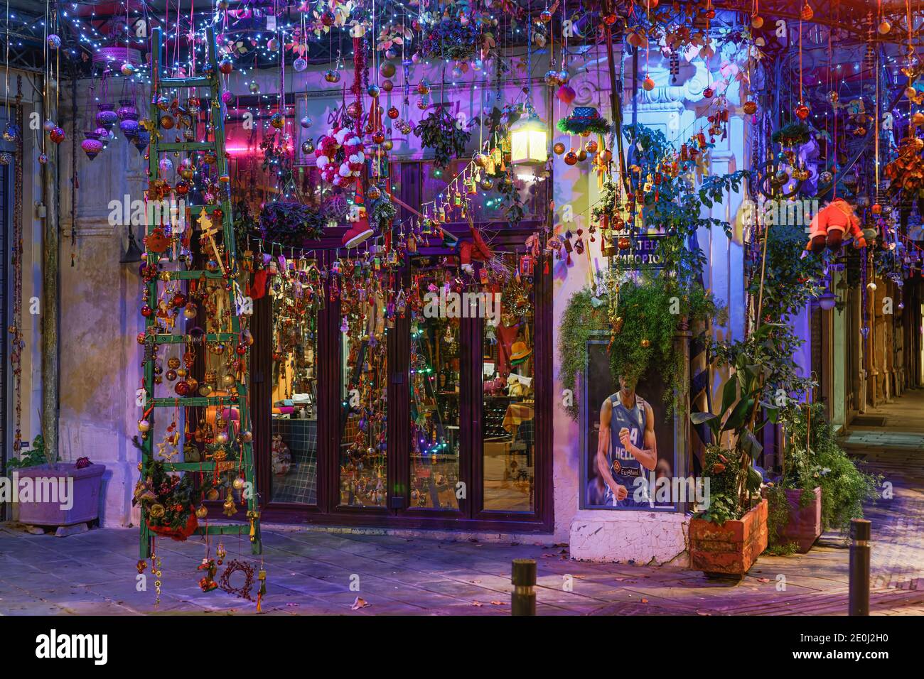 Thessaloniki, Griechenland Weihnachten dekoriert Hellenic Schaufenster. Beleuchtete Nachtansicht des leeren Ladens, geschlossen wegen covid-19 Maßnahmen. Stockfoto