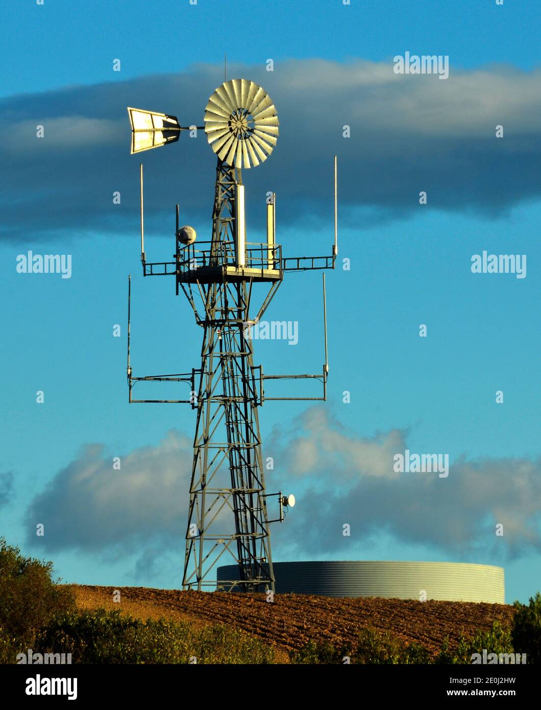 Elektronische Hi Tech Windmühle mit Wasserbehälter Stockfoto