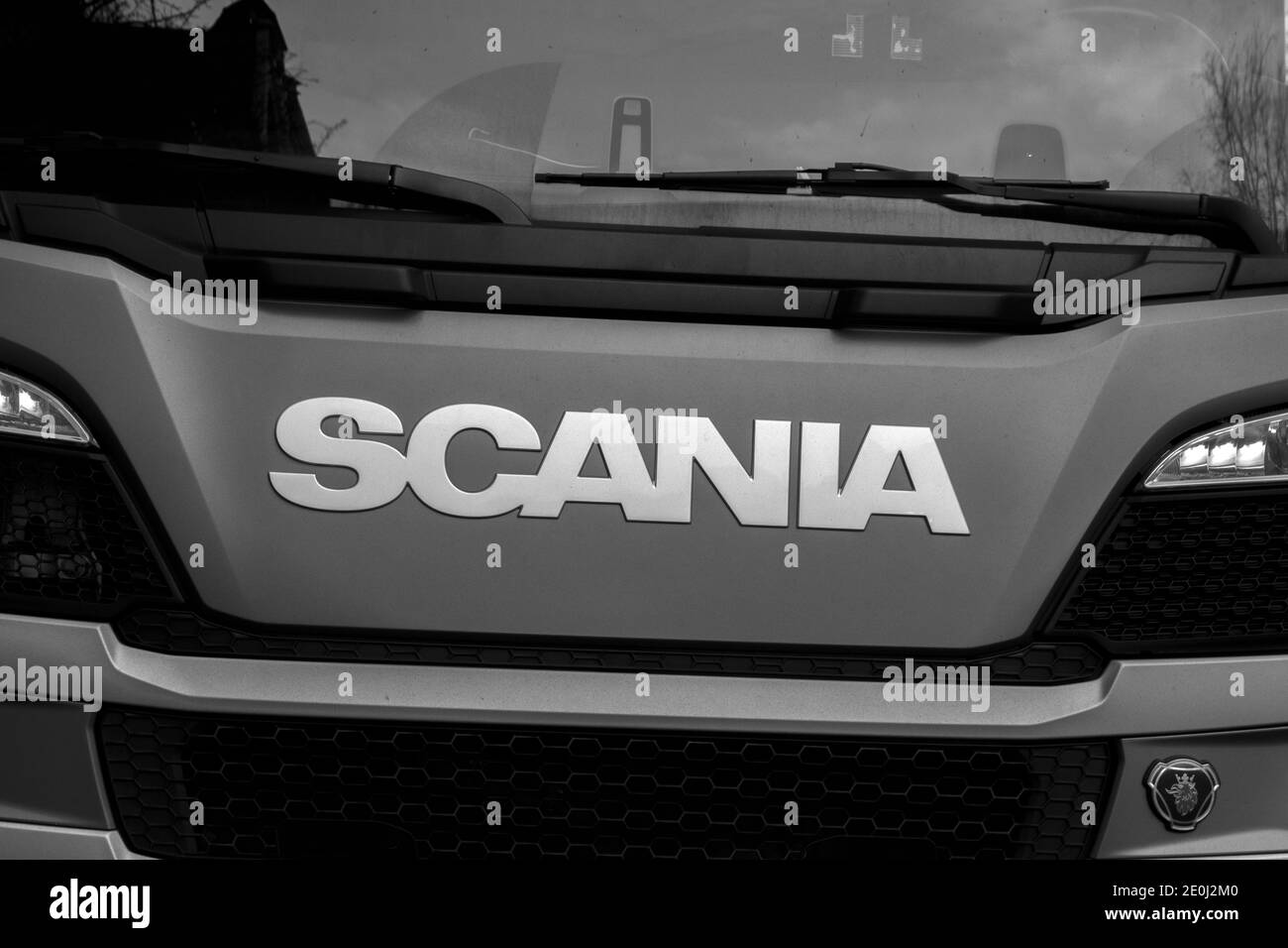 Logo eines Scania LKW in Amsterdam Niederlande 24-12-2020 In Schwarz Und Weiß Stockfoto
