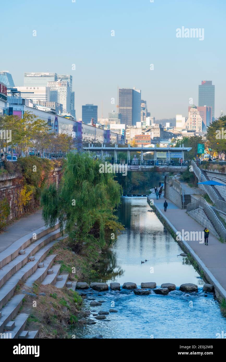 SEOUL, KOREA, 9. NOVEMBER 2019: Skyline von Seoul hinter Cheonggyecheon Kanal, Republik Korea Stockfoto