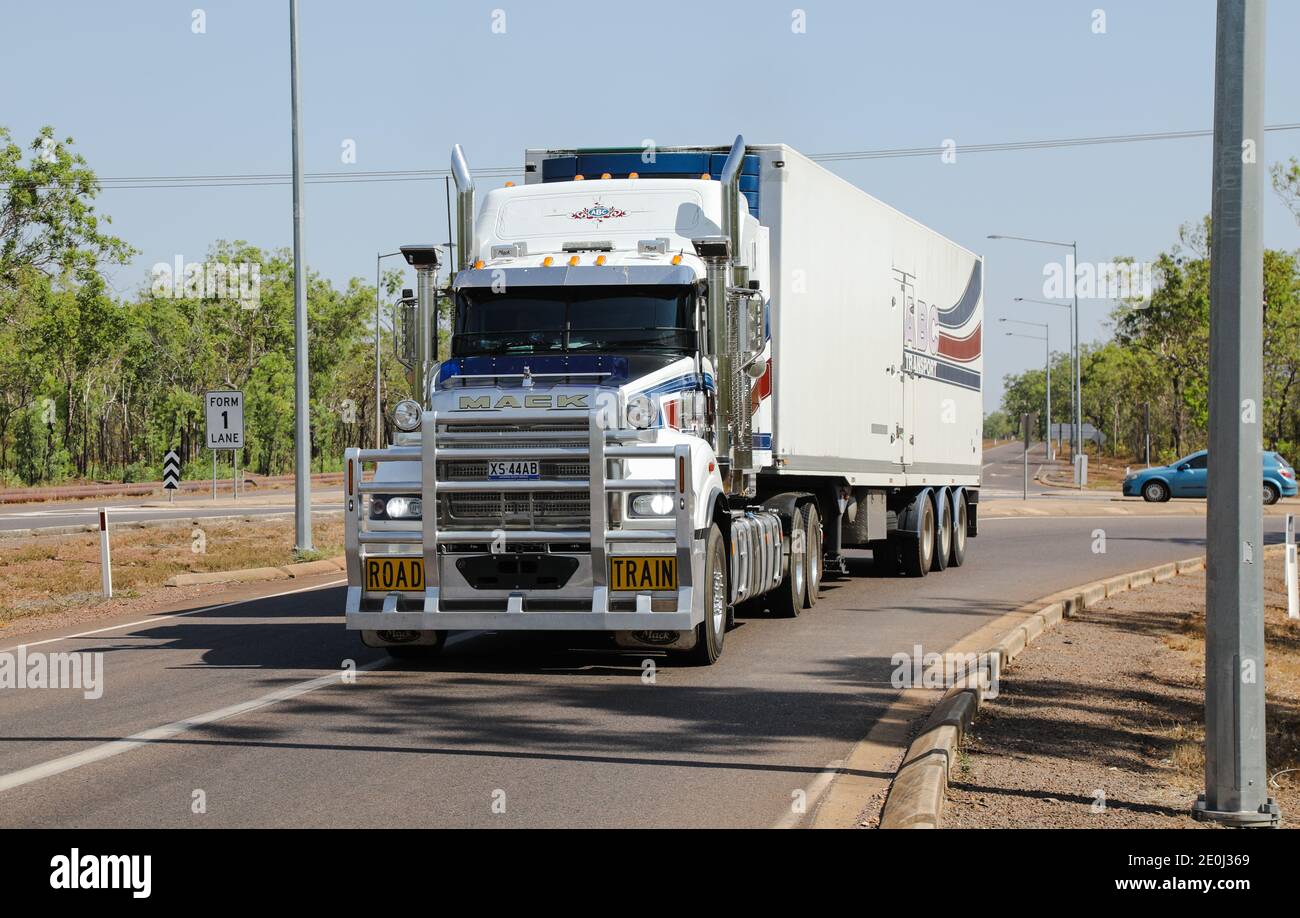 Australischer Lastwagen und Anhänger, der auf den Stuart Highway in der Nähe von Darwin, Northern Territory, Australien, abbiegt. Stockfoto