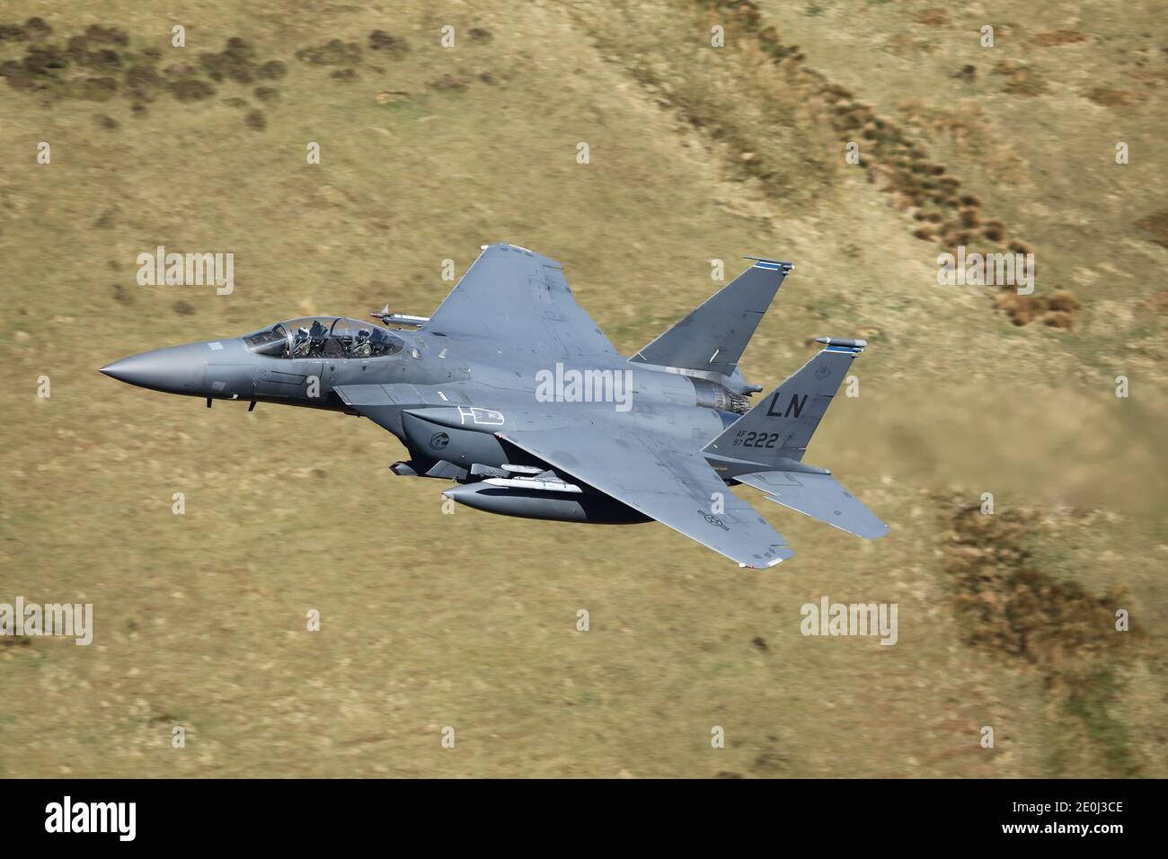 USAF F-15E Schlagen Sie Eagle auf einem Low-Level-Flug in der 'Mach Loop'-Region von Wales, Großbritannien. Stockfoto