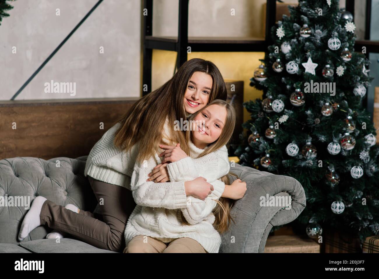 Two Girls Sitting On A Sofa Stockfotos Und Bilder Kaufen Seite 2 Alamy