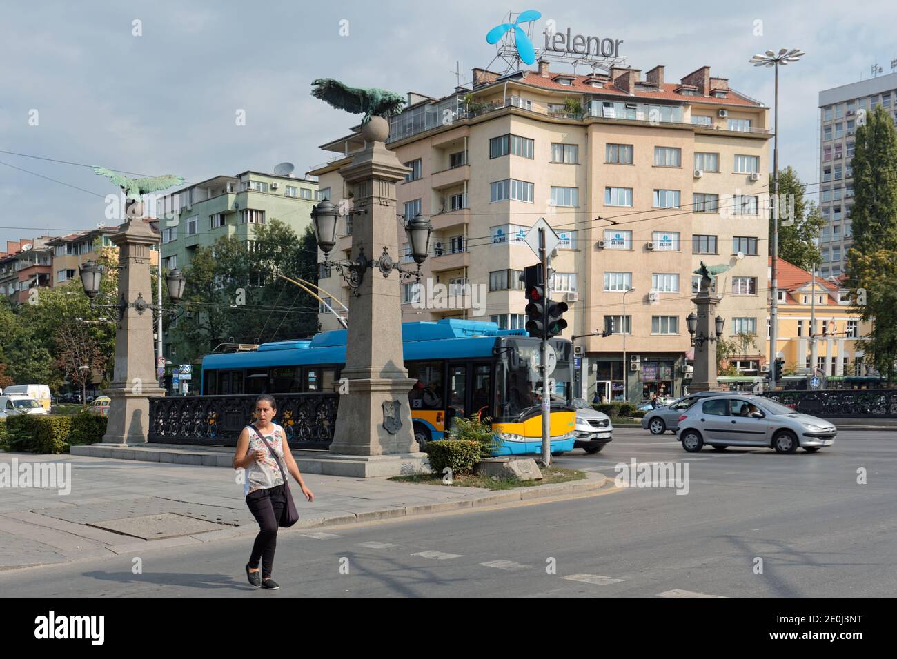 Verkehr auf der Eagles-Brücke in Sofia, der Hauptstadt Bulgariens Stockfoto