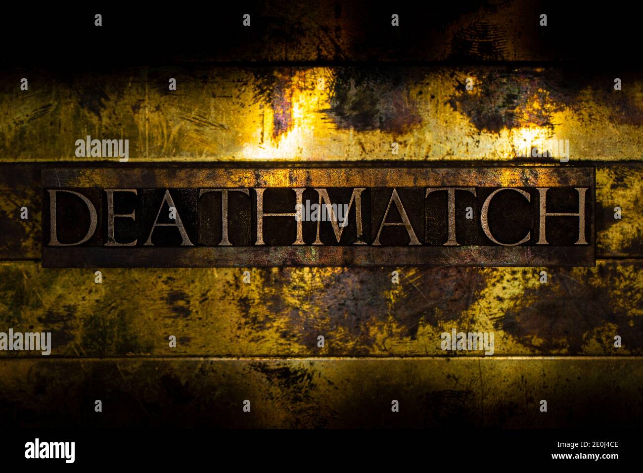 Deathmatch Text auf grunge texturiertem Kupfer und Gold Hintergrund Stockfoto