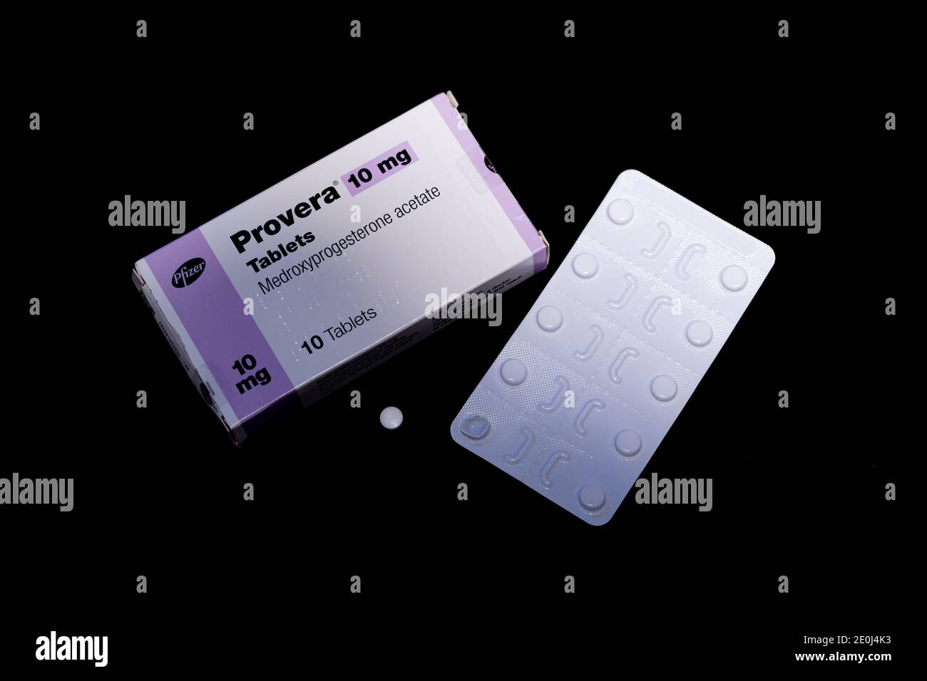 Provera (Medroxyprogesteronacetat) 10mg Pillen mit Packung, Blisterpackung und Einzeltablette auf schwarzem Hintergrund. Behandelt abnorme Blutungen. Stockfoto