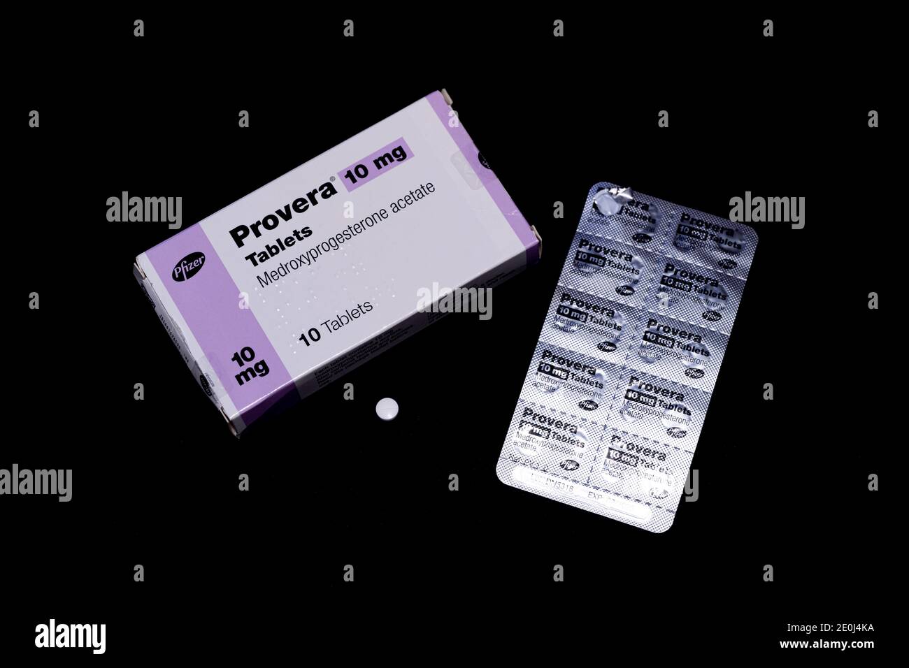 Provera (Medroxyprogesteronacetat) 10mg Pillen mit Packung, Blisterpackung und Einzeltablette auf schwarzem Hintergrund. Behandelt abnorme Blutungen. Stockfoto