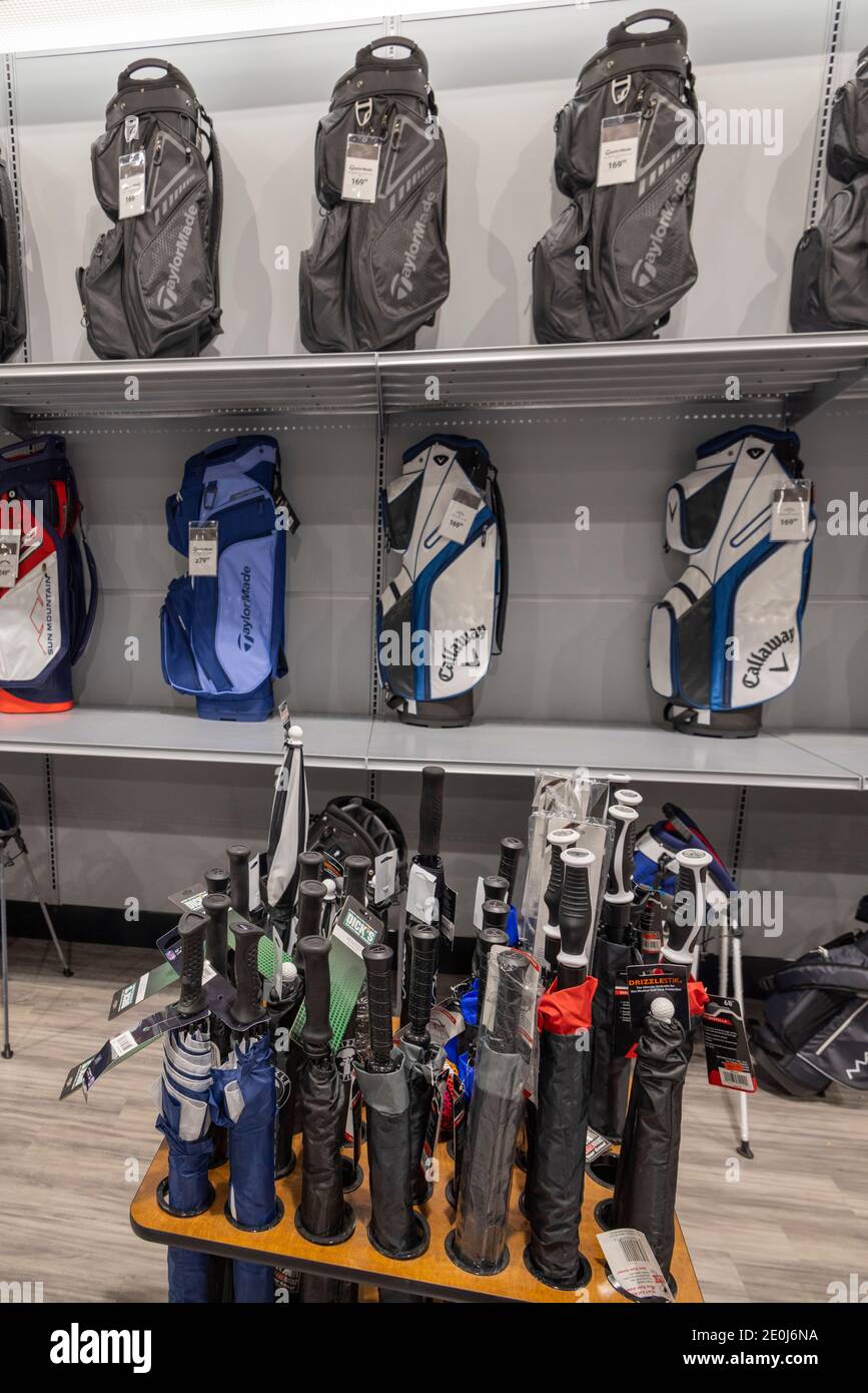 Golftaschen und Sonnenschirme zum Verkauf, Dick's Sporting Goods, Columbia Mall, Kennewick, Washington Sate, USA Stockfoto